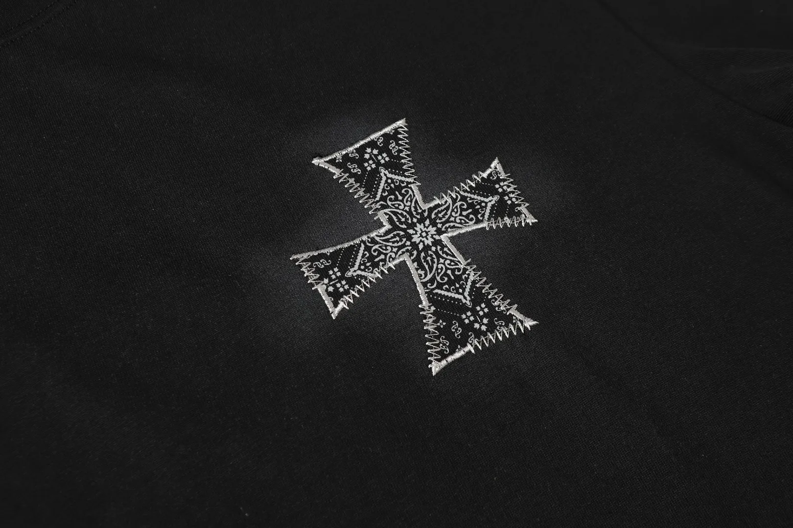 P180 Chrome Hearts] Fabric: 100% cotton Chrome Hearts* Chrome Hearts uses 300g double yarn fabric, 1*1 Solona rib, imported digital white ink front and rear direct injection superimposed printing patch embroidery process, more advanced, loose version, same style for men and women Color: Black White Size: XS S M L